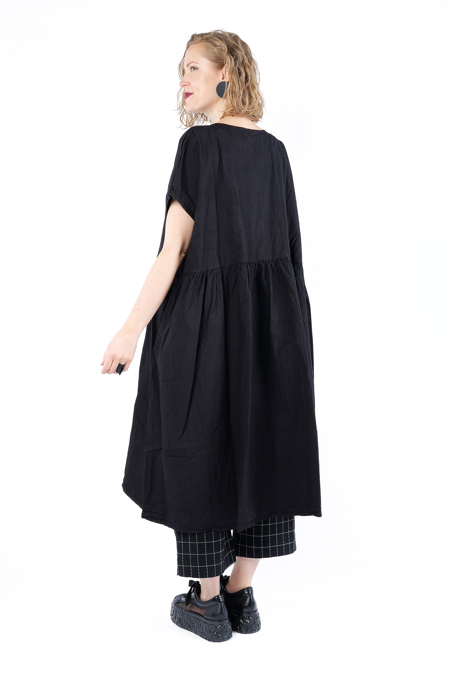 Gerüschtes oversize Kleid - Schwarz - Formwertig