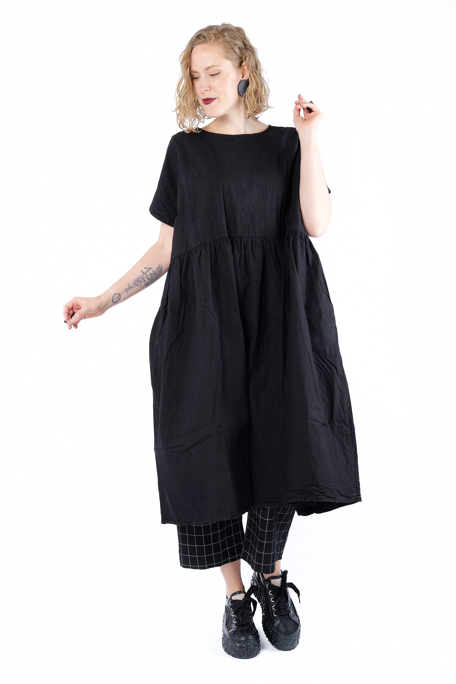 Gerüschtes oversize Kleid - Schwarz - Formwertig