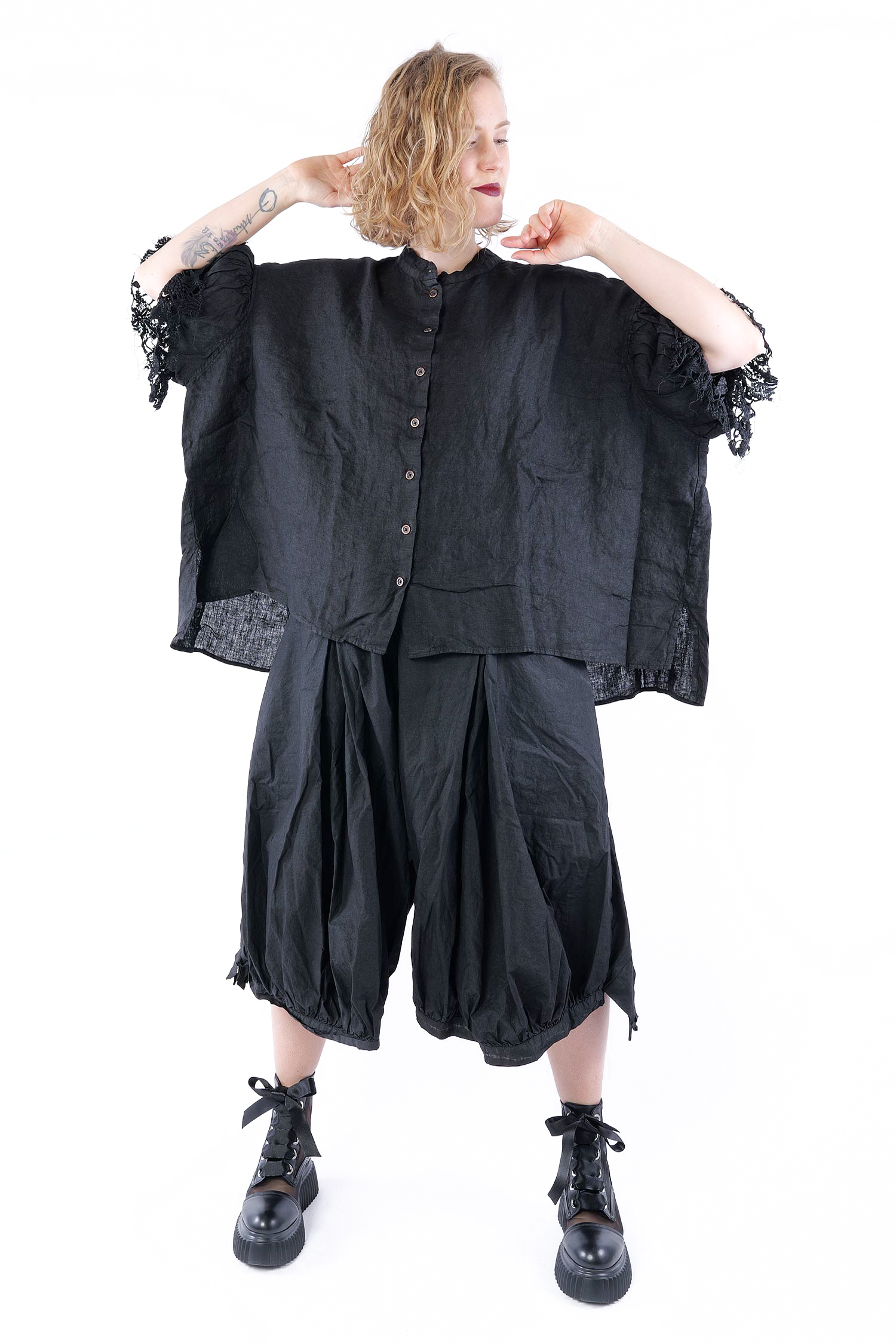 Leinenbluse mit Spitze - Black gloss - 1262670422