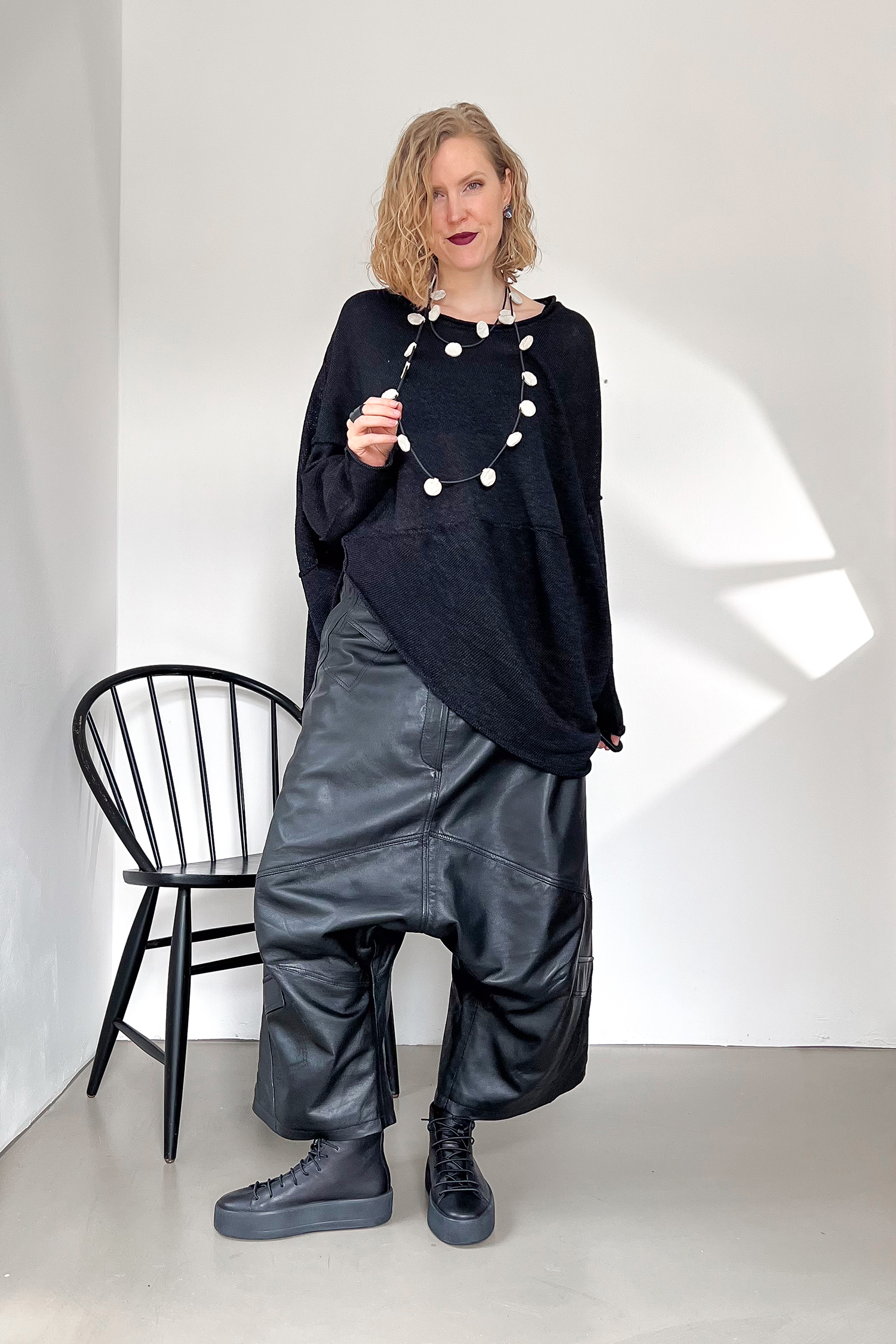 Kette mit Lederkreisen - Weiß - A.Sutton