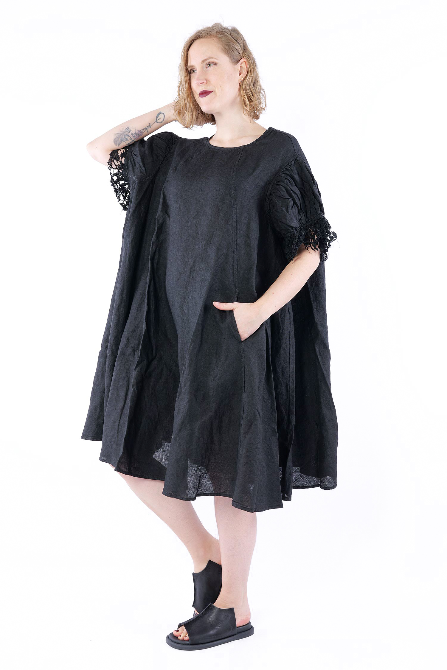 Leinenkleid mit Spitze - Black gloss - 1262670925