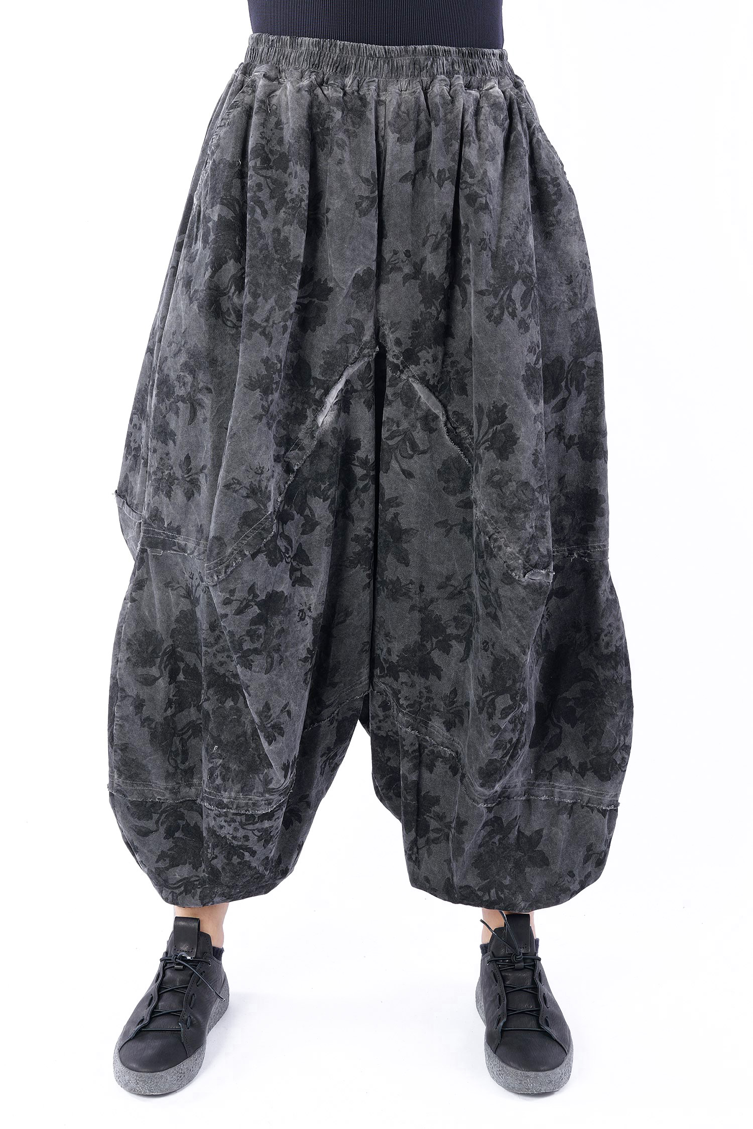 Samthose mit weitem Bein - Print ash grey - S185
