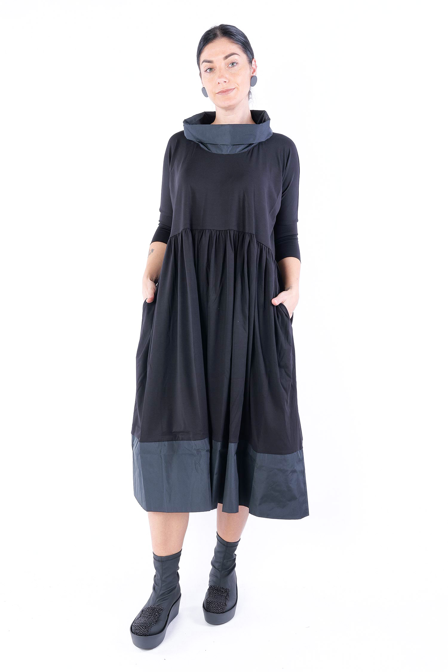 Tulpiges Kleid - Schwarz - W25-51