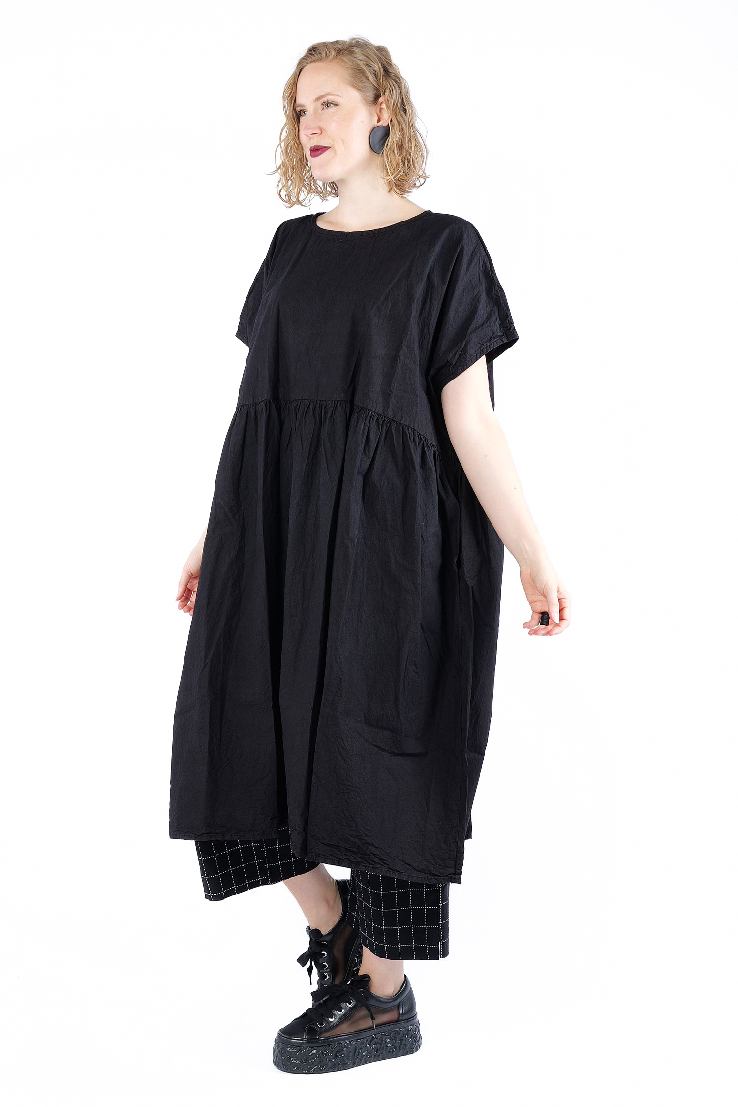 Gerüschtes oversize Kleid - Schwarz - Formwertig