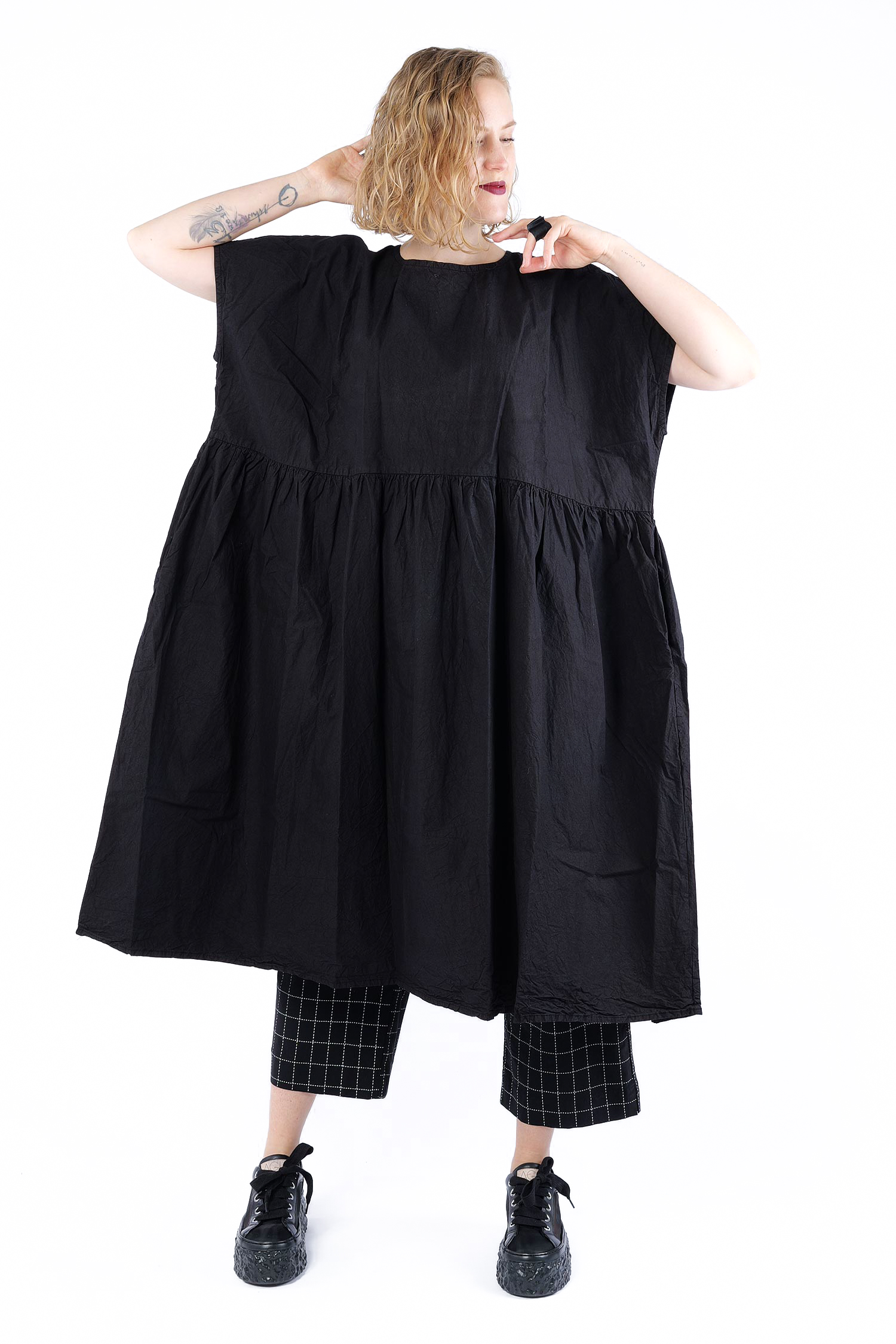 Gerüschtes oversize Kleid - Schwarz - Formwertig