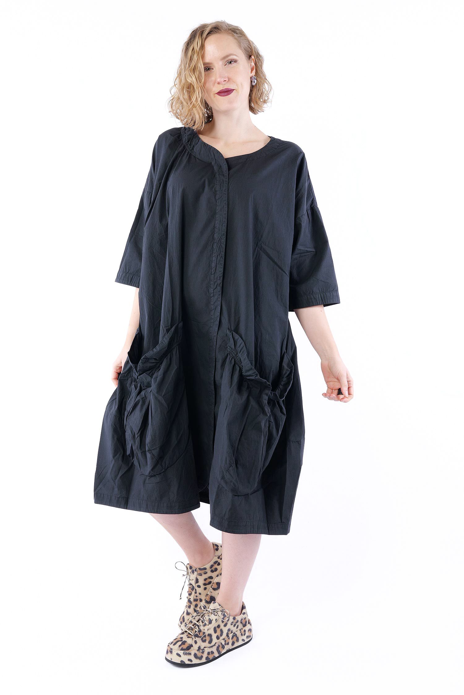 Detailreiches Kleid - Schwarz - 1263400905