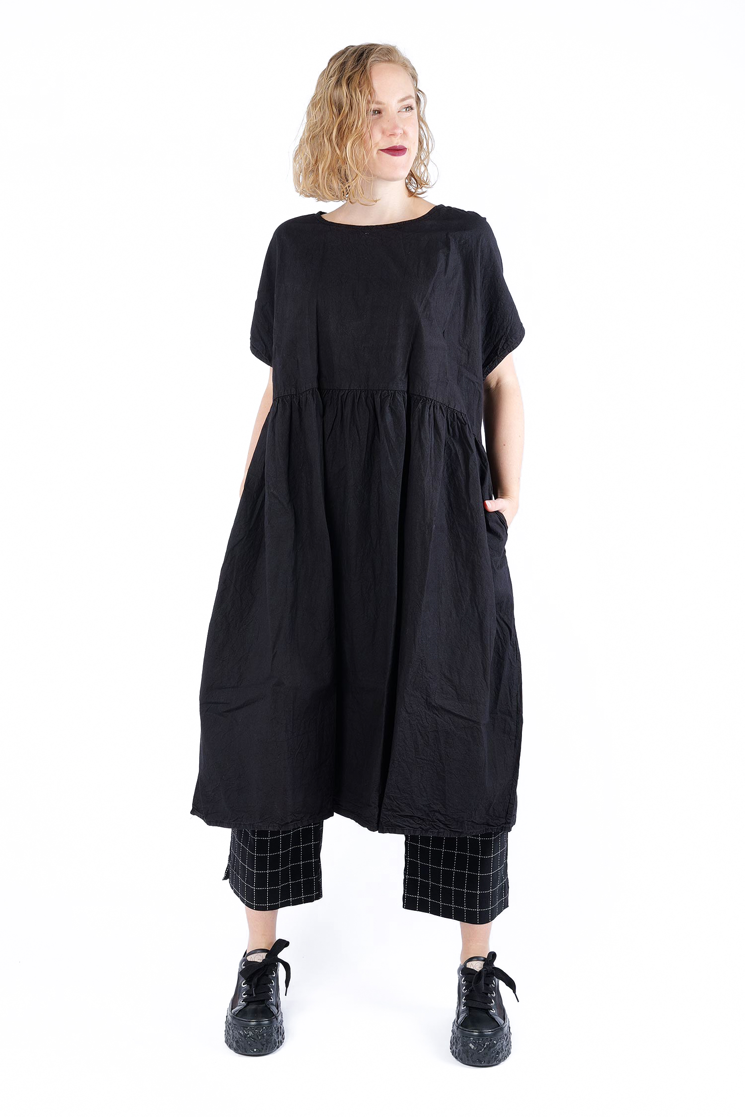 Gerüschtes oversize Kleid - Schwarz - Formwertig