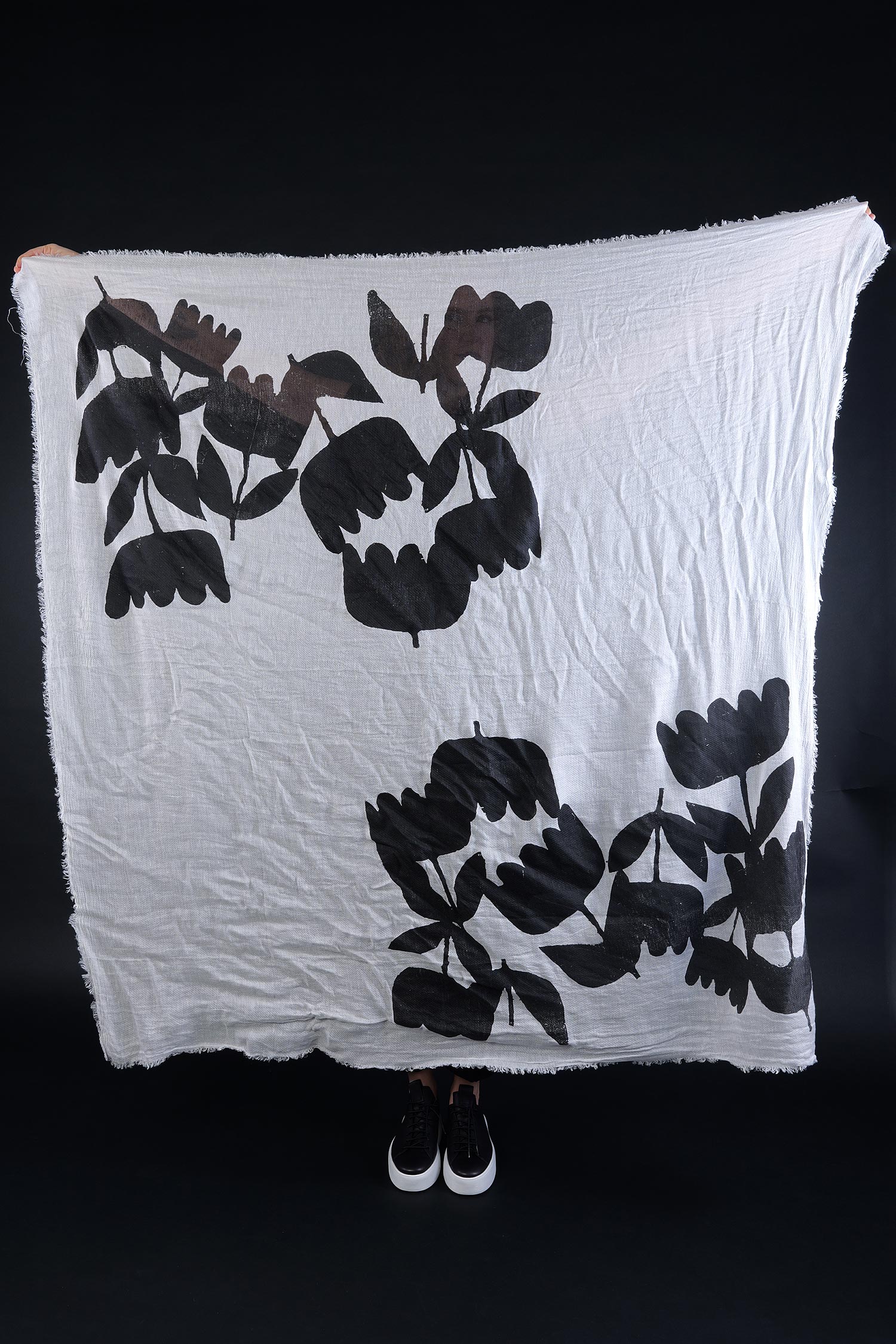 Schal mit Print - Black print nature - 1263361405