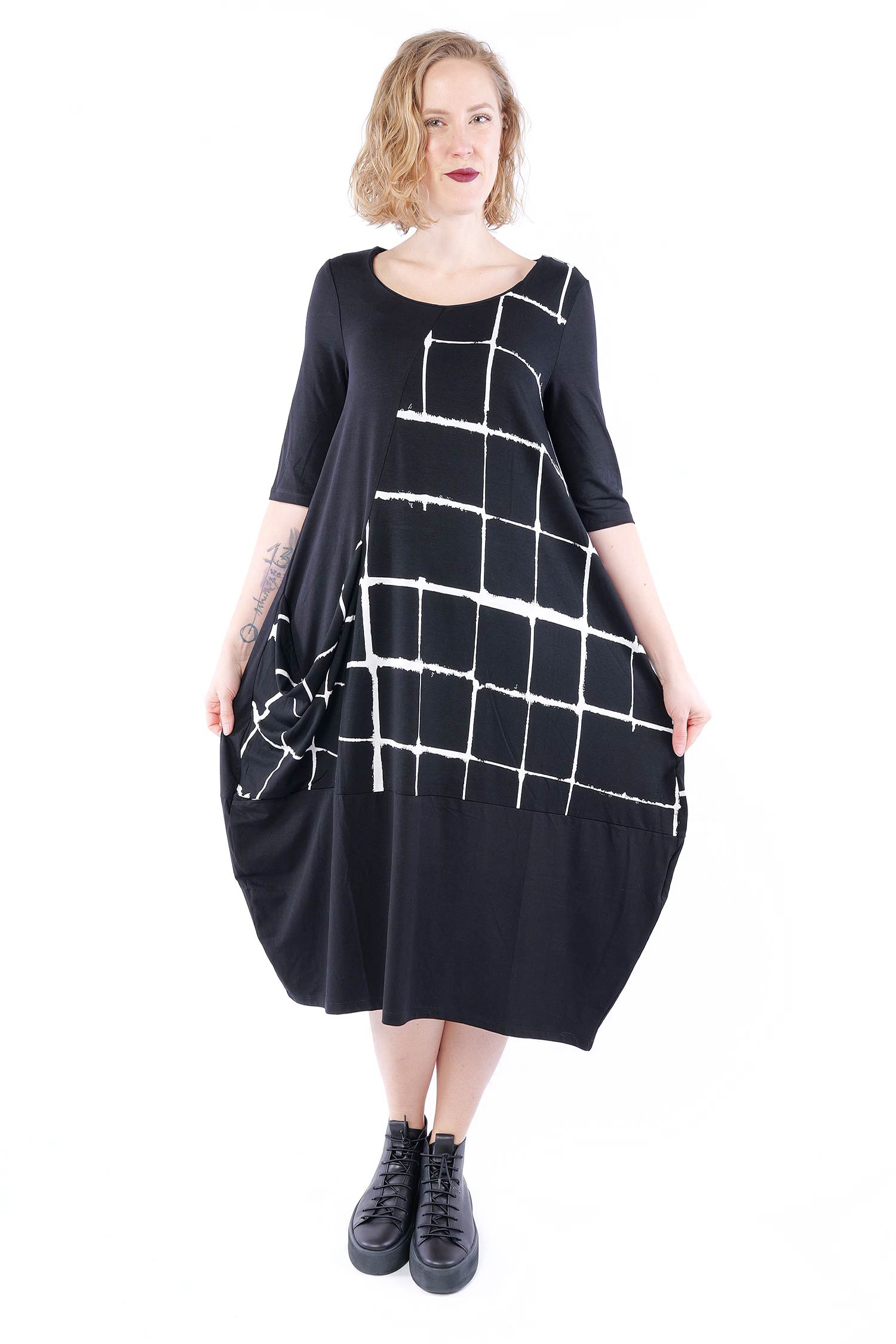 Tulpiges Kleid mit Muster - Schwarz - 860204