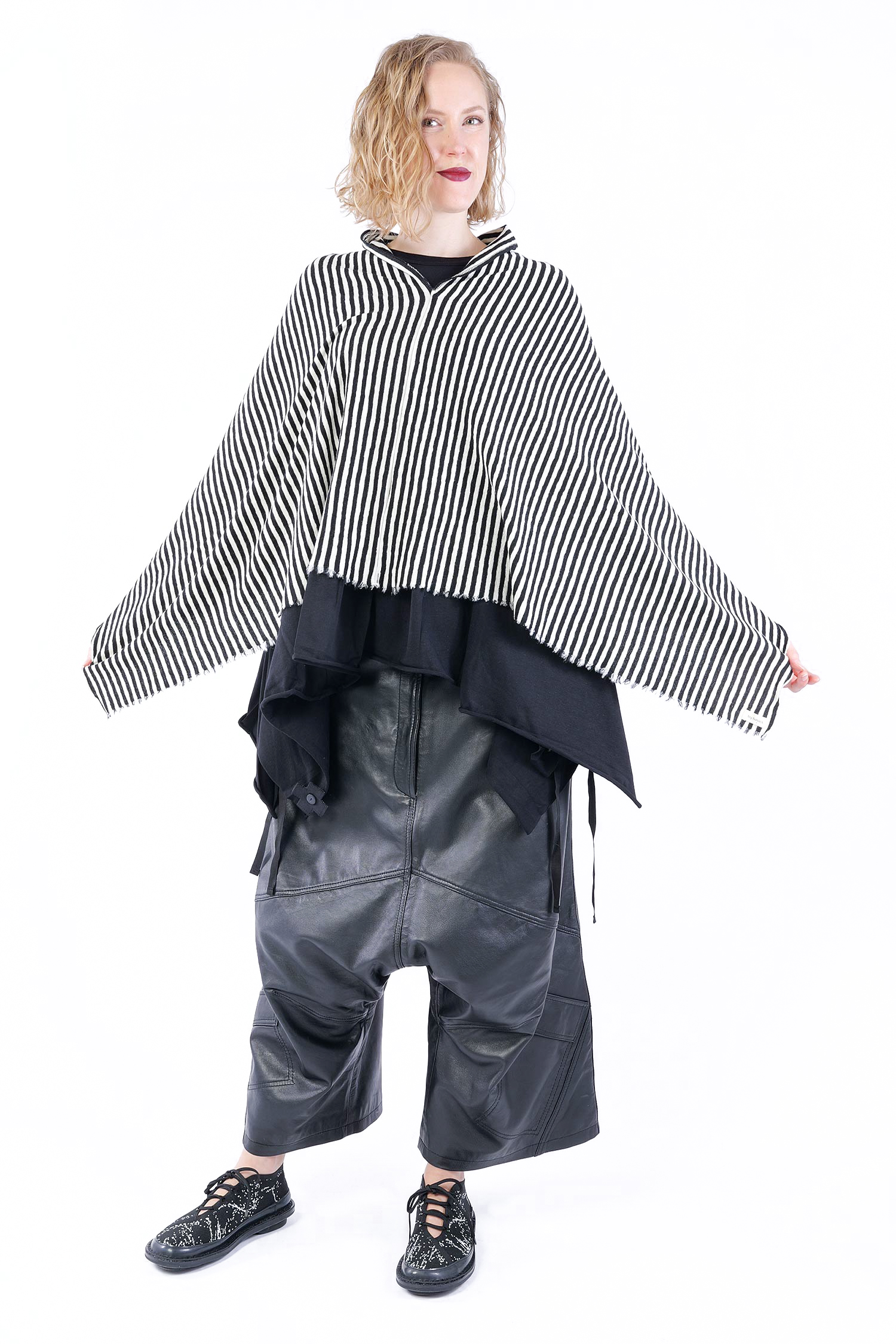 Merino poncho - White-black - 1001