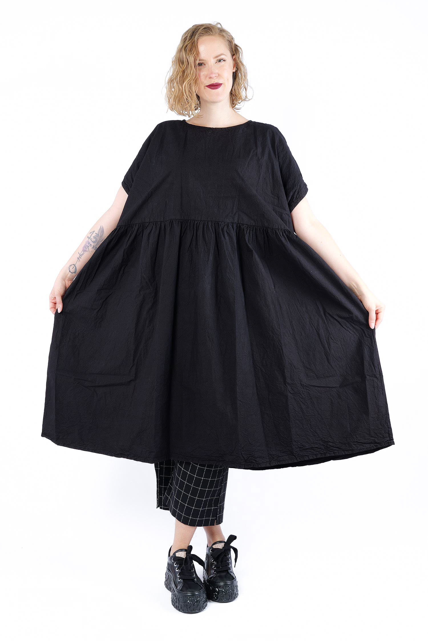 Gerüschtes oversize Kleid - Schwarz - Formwertig