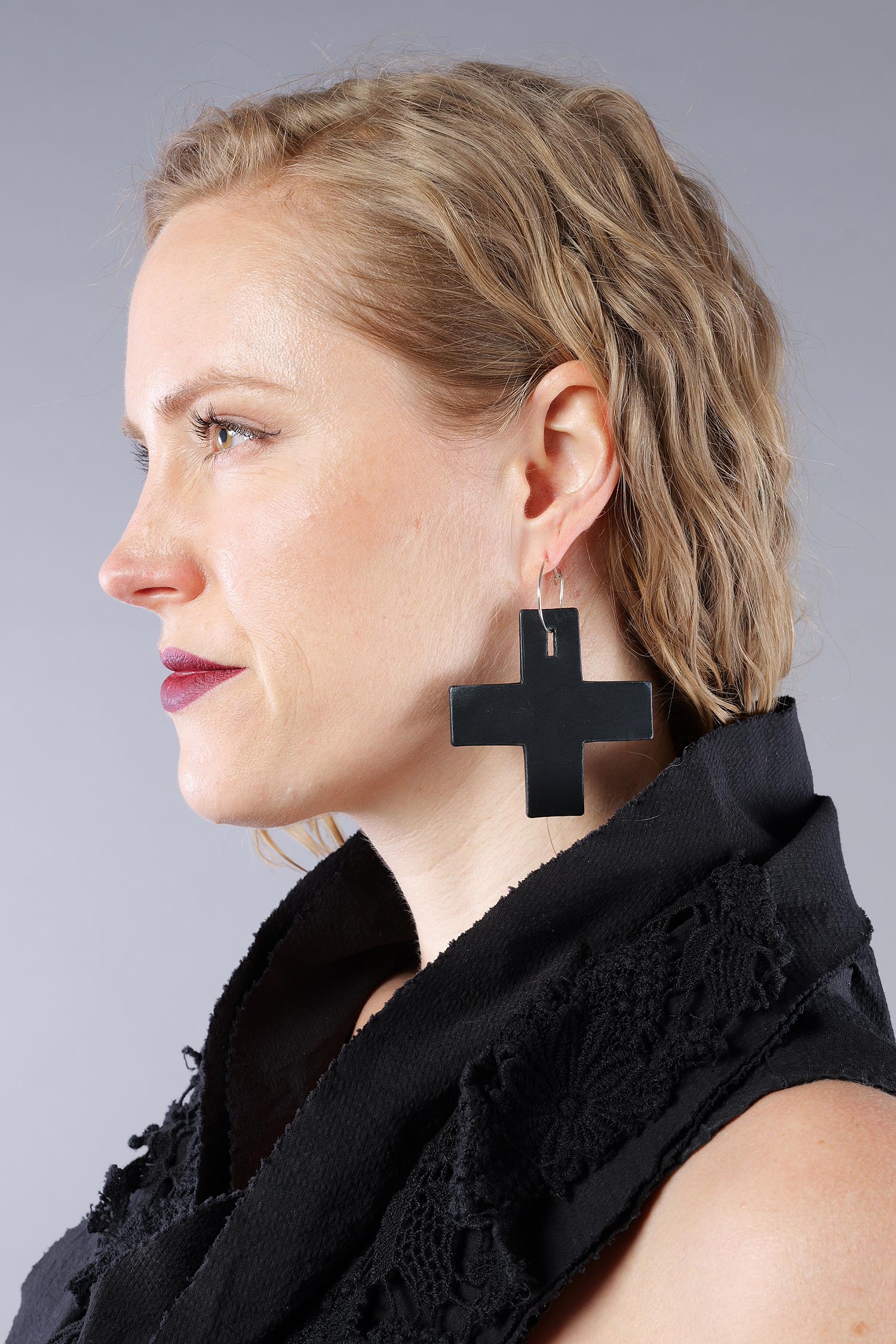 Plus earrings - Cross M Hoop Earrings - black