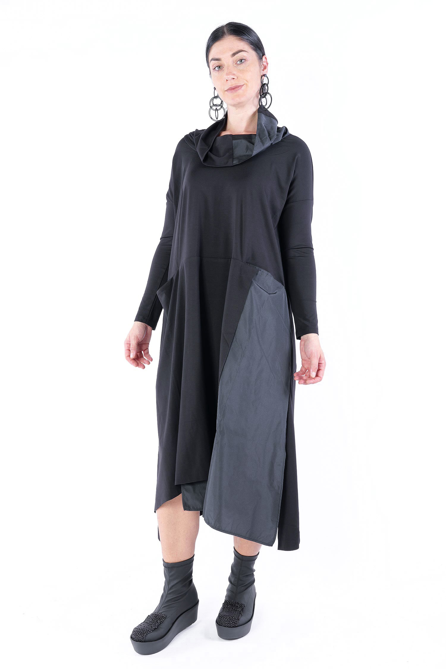 Detailreiches Kleid - Schwarz - W25-15