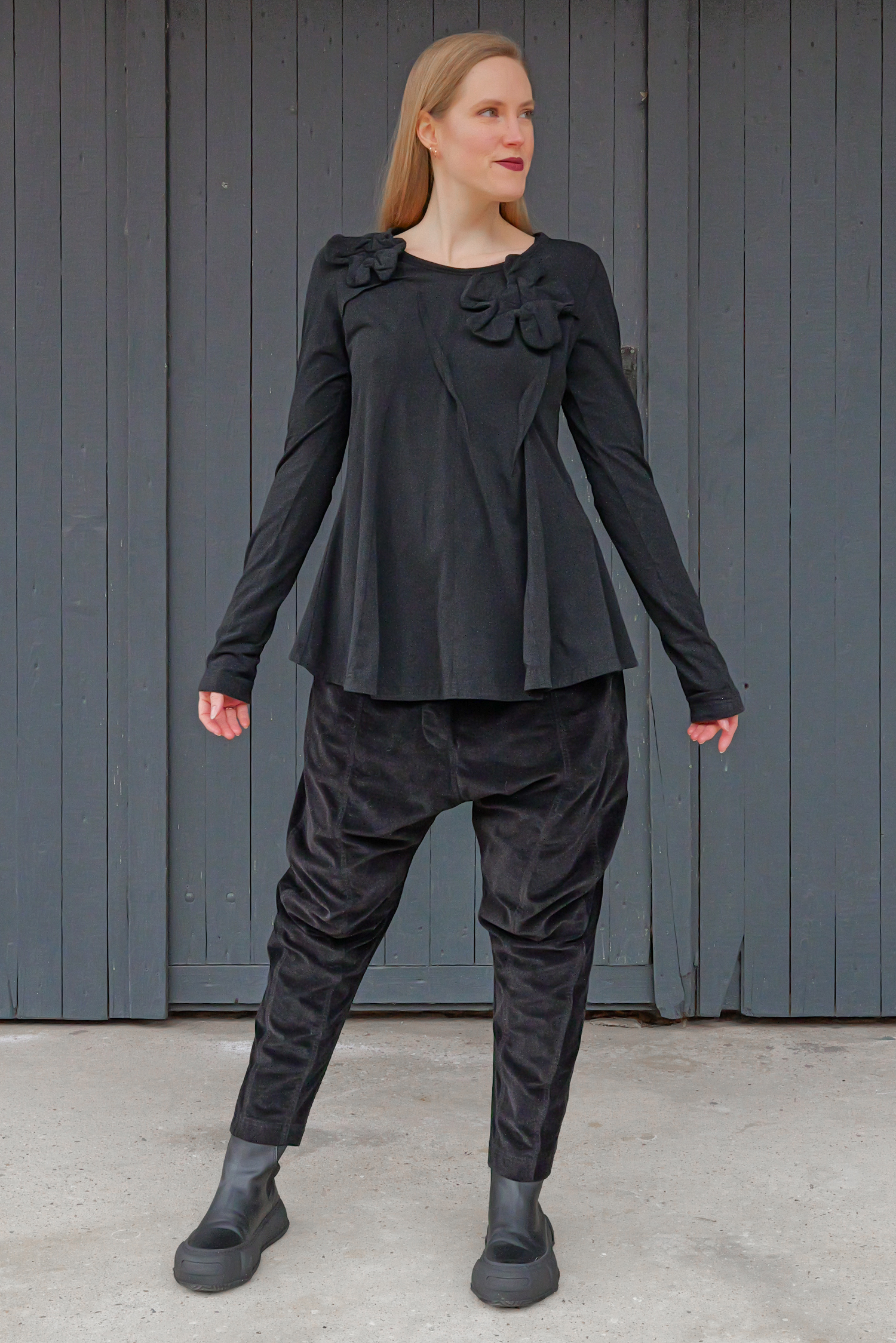 Longsleeve mit Blüten - Schwarz - 2253470501