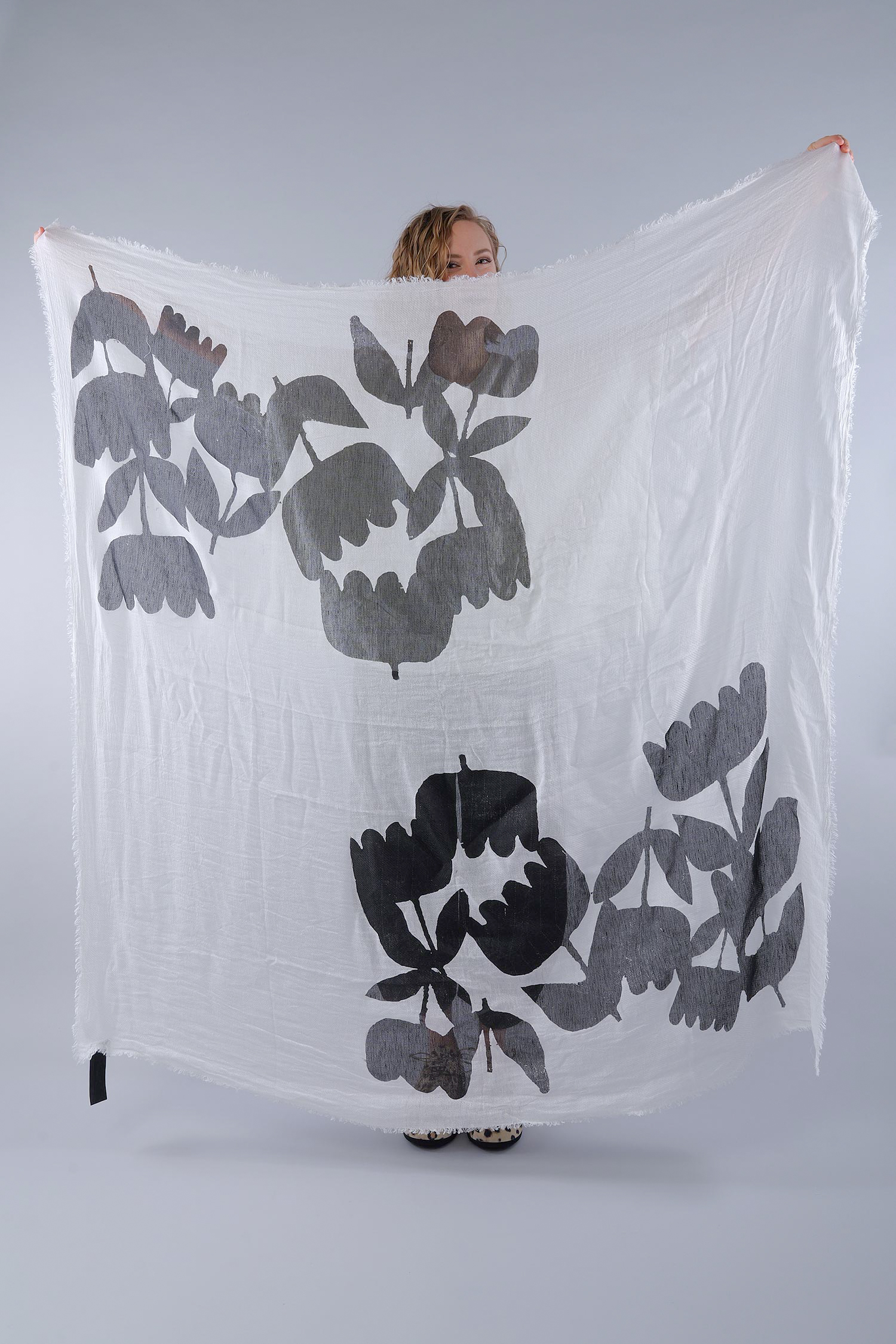 Schal mit Print - Black print nature - 1263361405