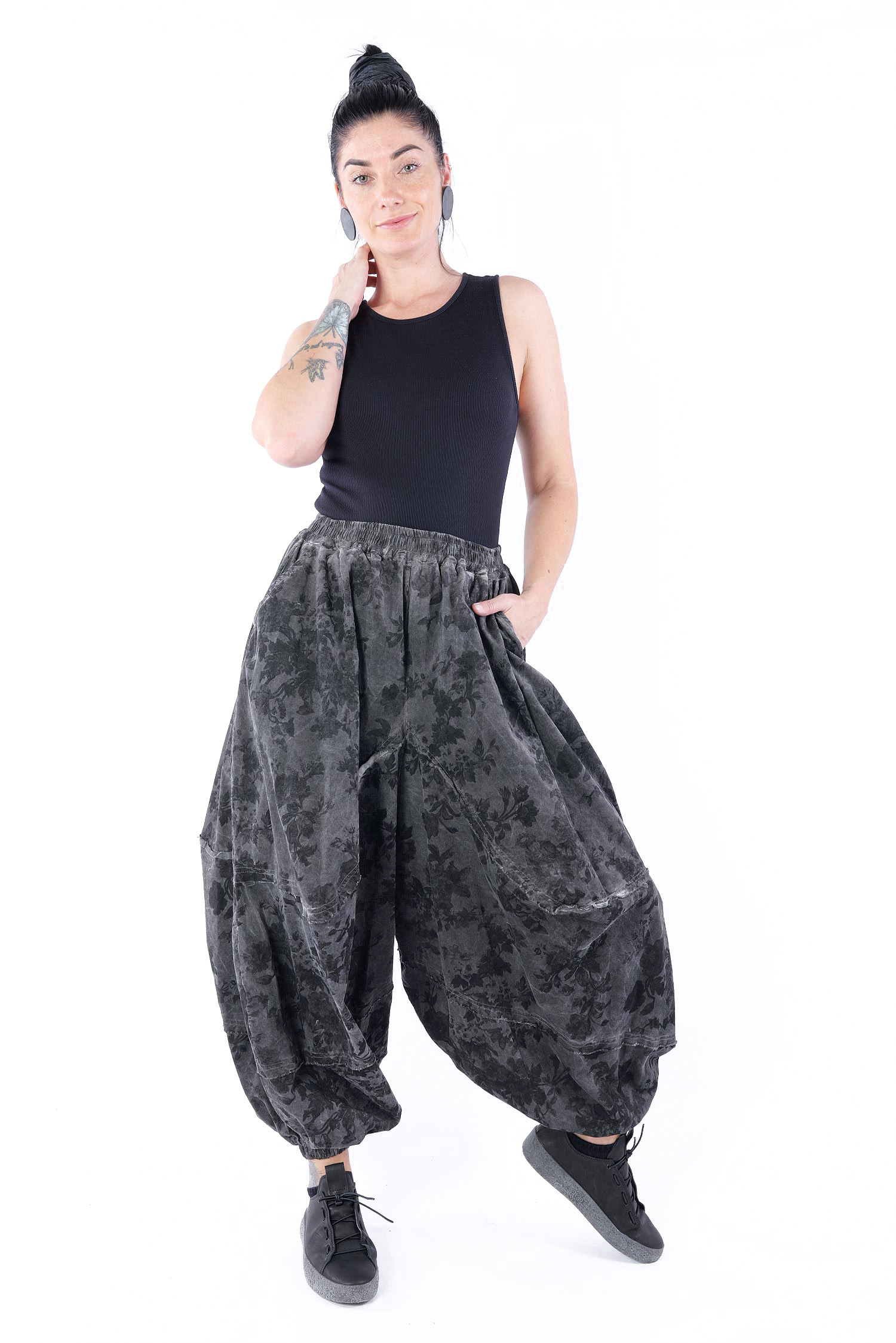 Samthose mit weitem Bein - Print ash grey - S185