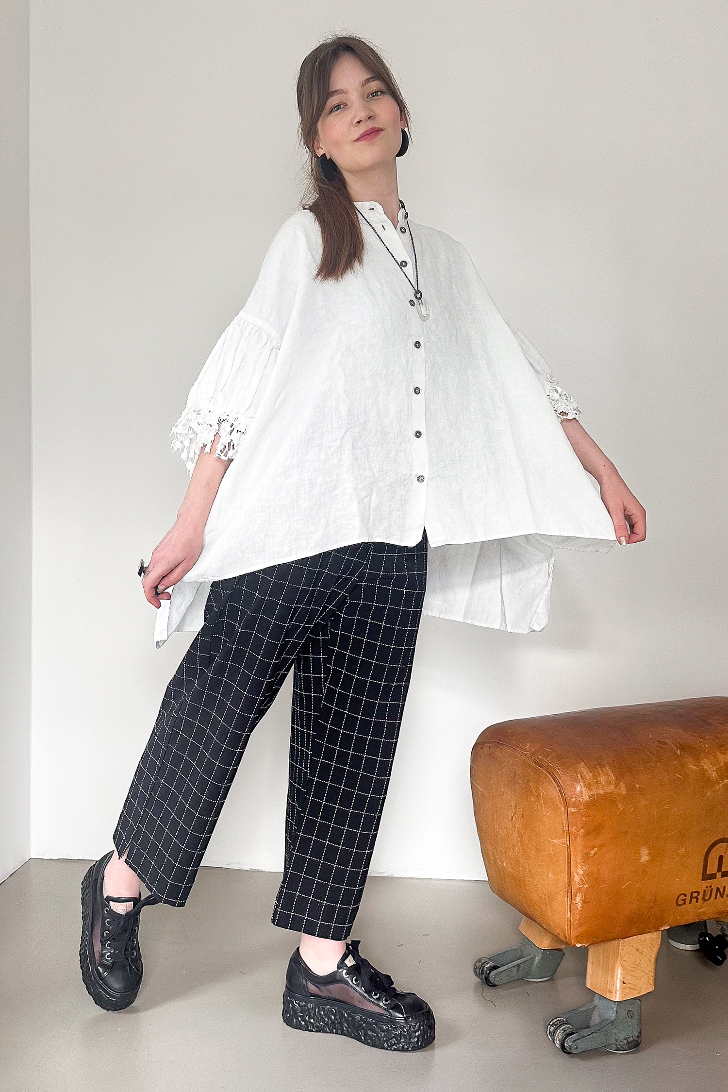 Linen blouse with lace - Black gloss - 1262670402