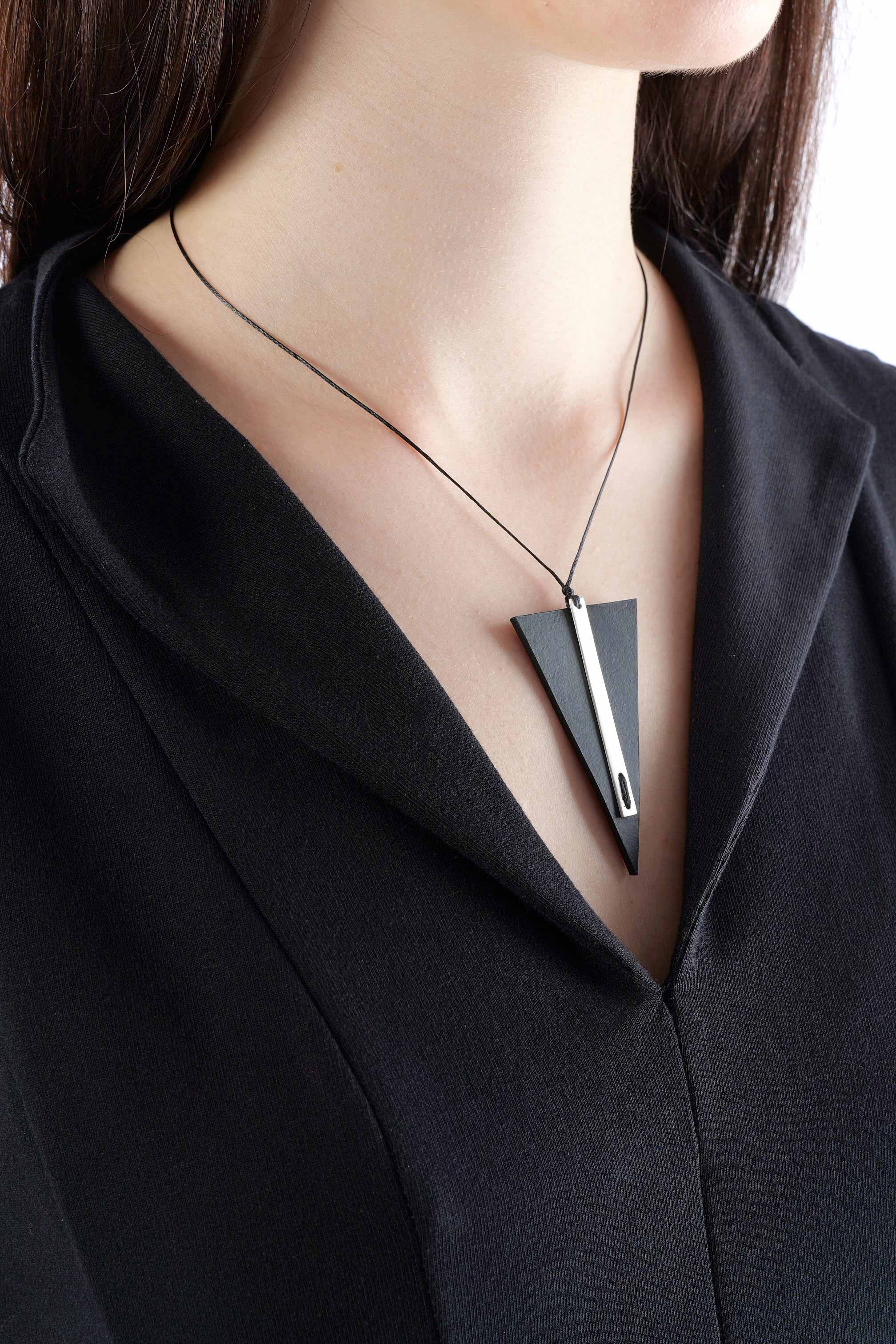 Dreiecks-Halskette - Bar_Trngl_Mono Pendant - Schwarz / Silber