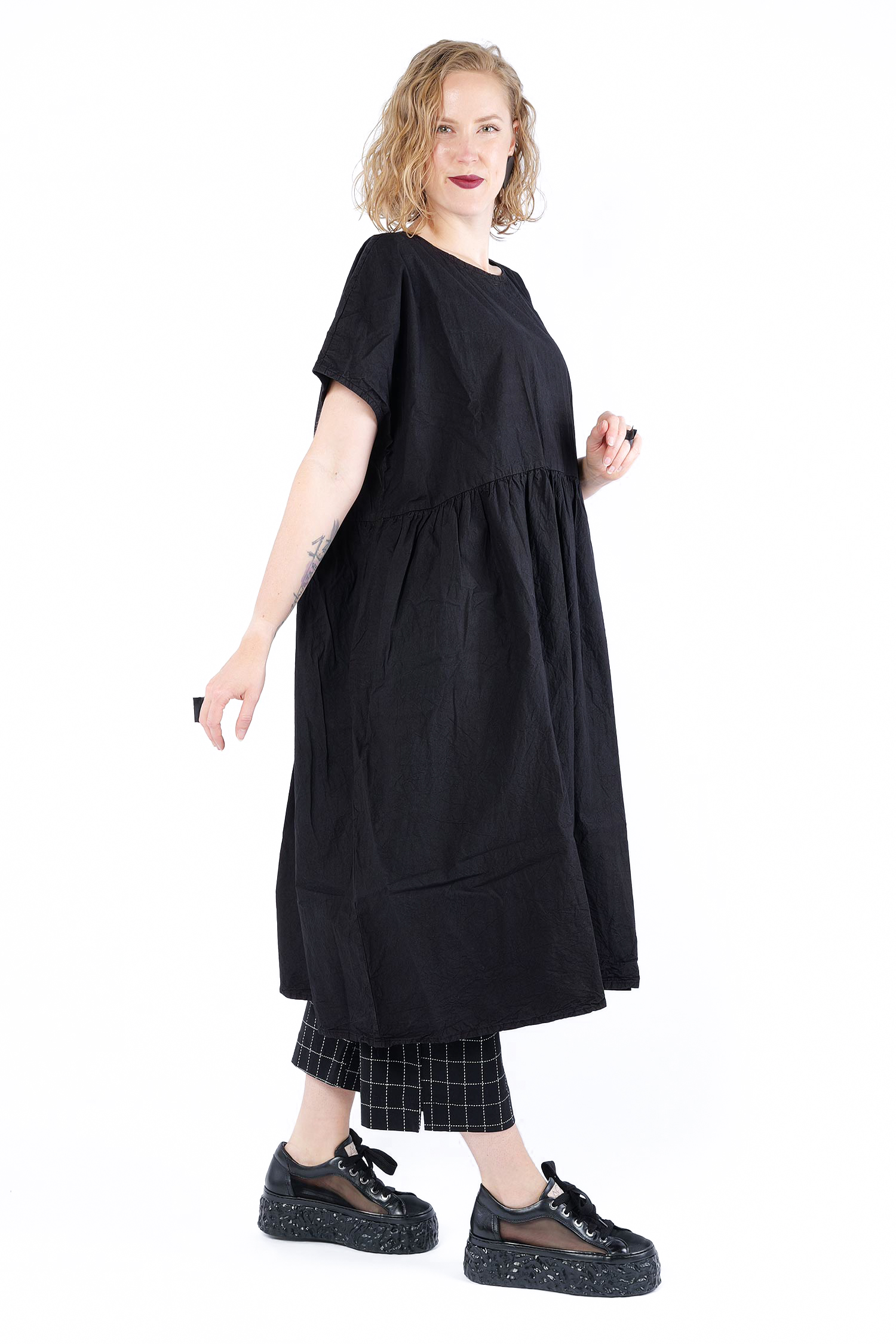 Gerüschtes oversize Kleid - Schwarz - Formwertig