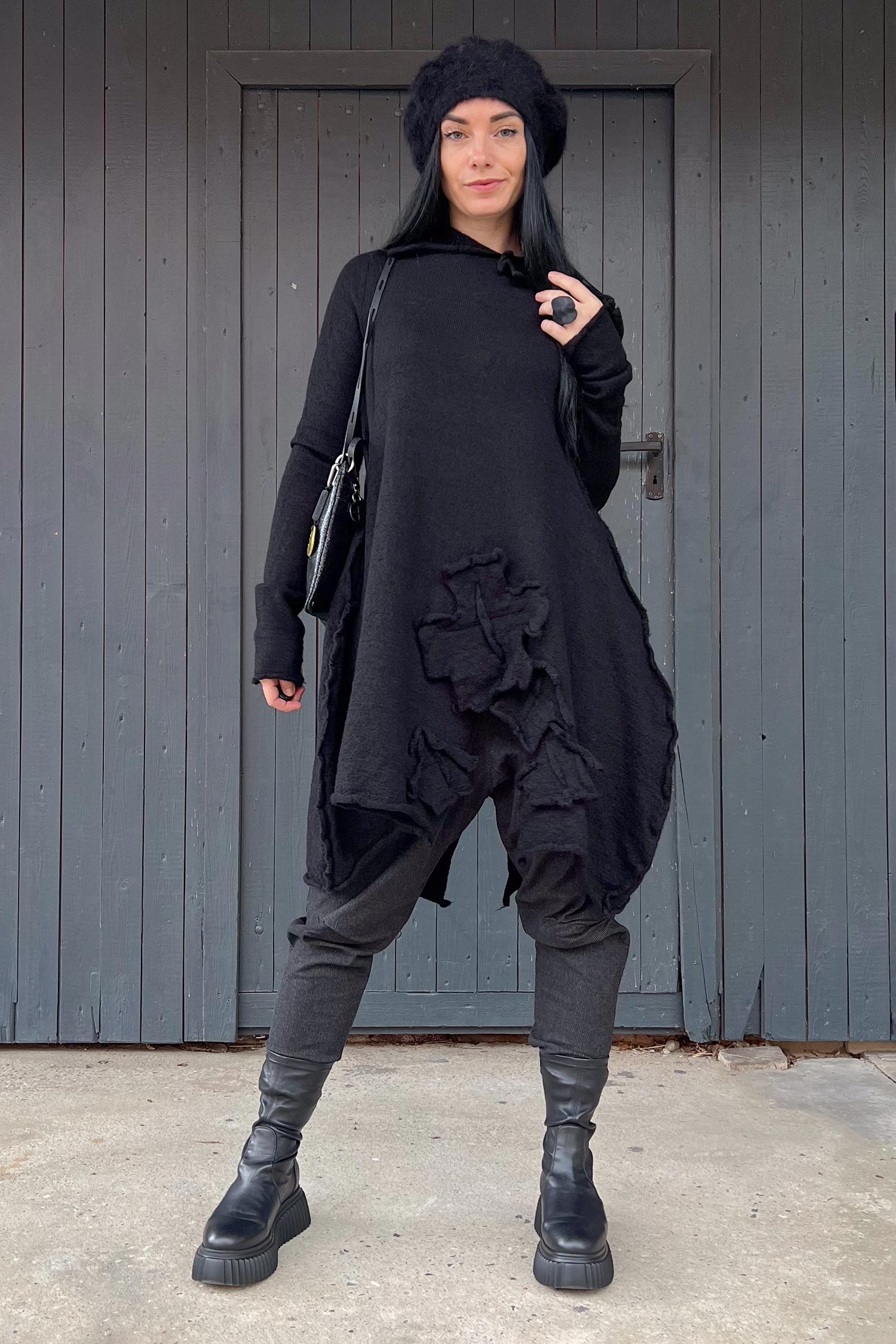 Tulpiger Schurwollepullover - Schwarz - 2253897007