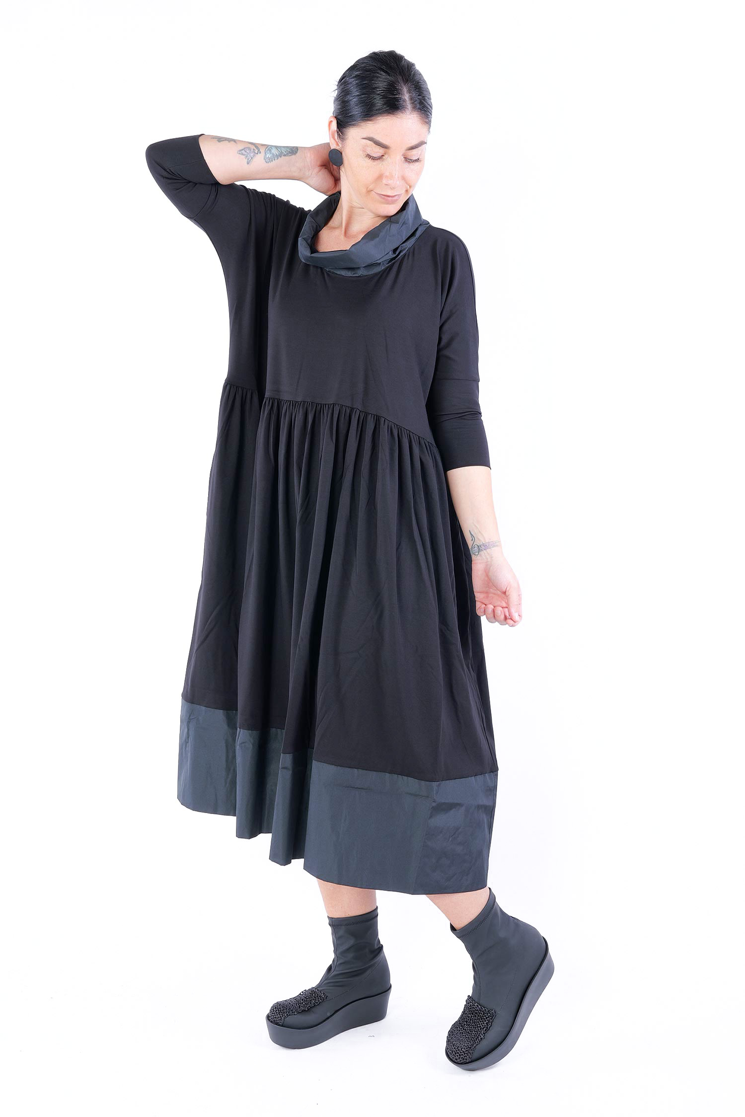 Tulpiges Kleid - Schwarz - W25-51