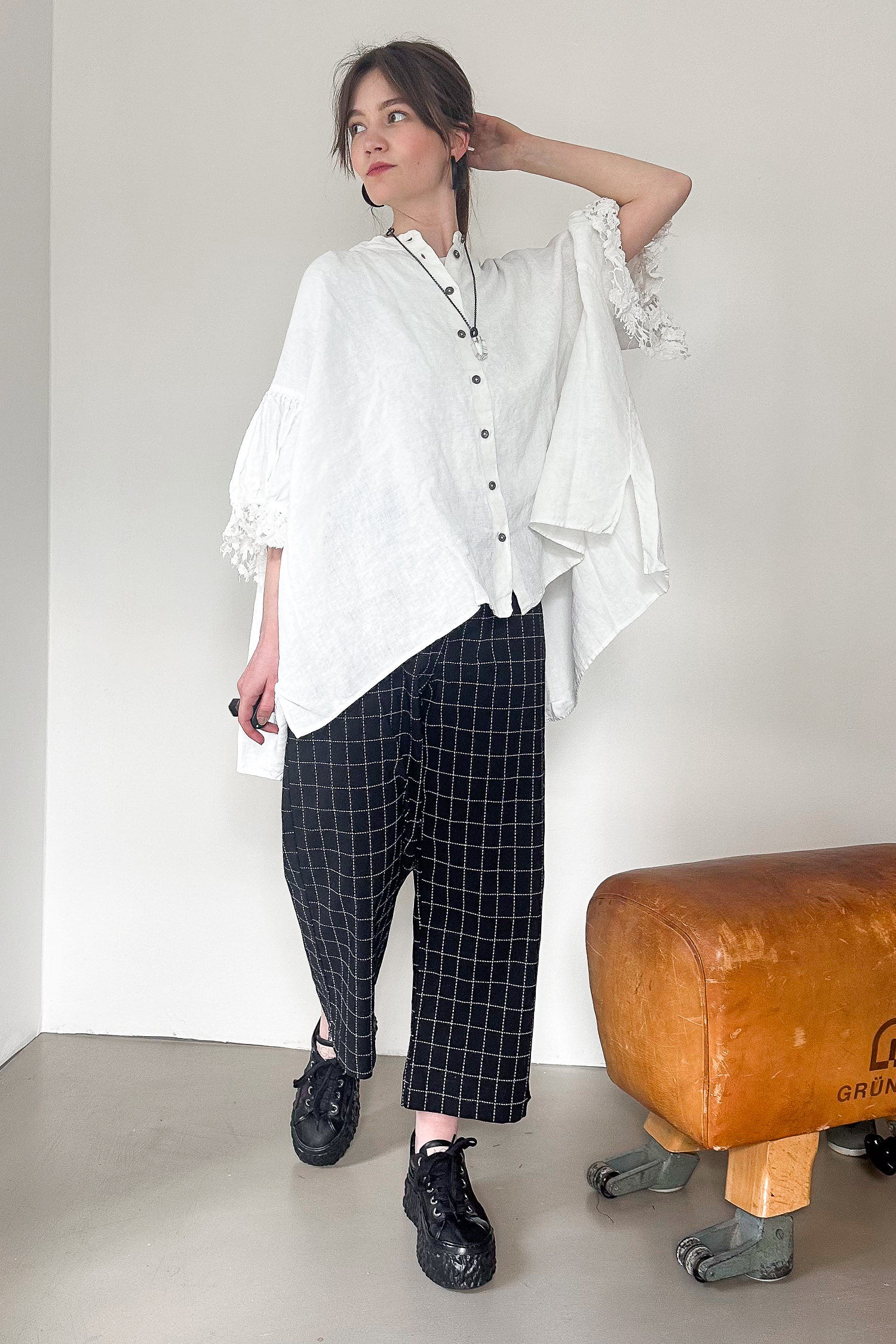 Linen blouse with lace - Black gloss - 1262670402