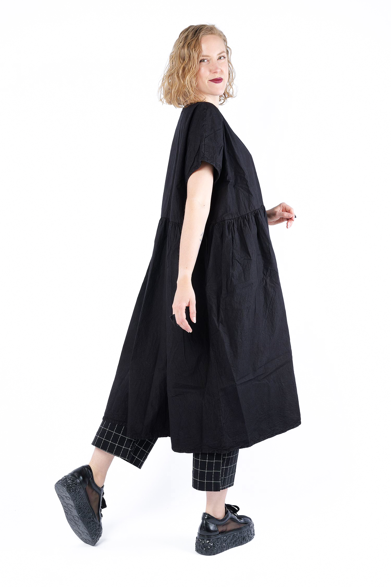 Gerüschtes oversize Kleid - Schwarz - Formwertig