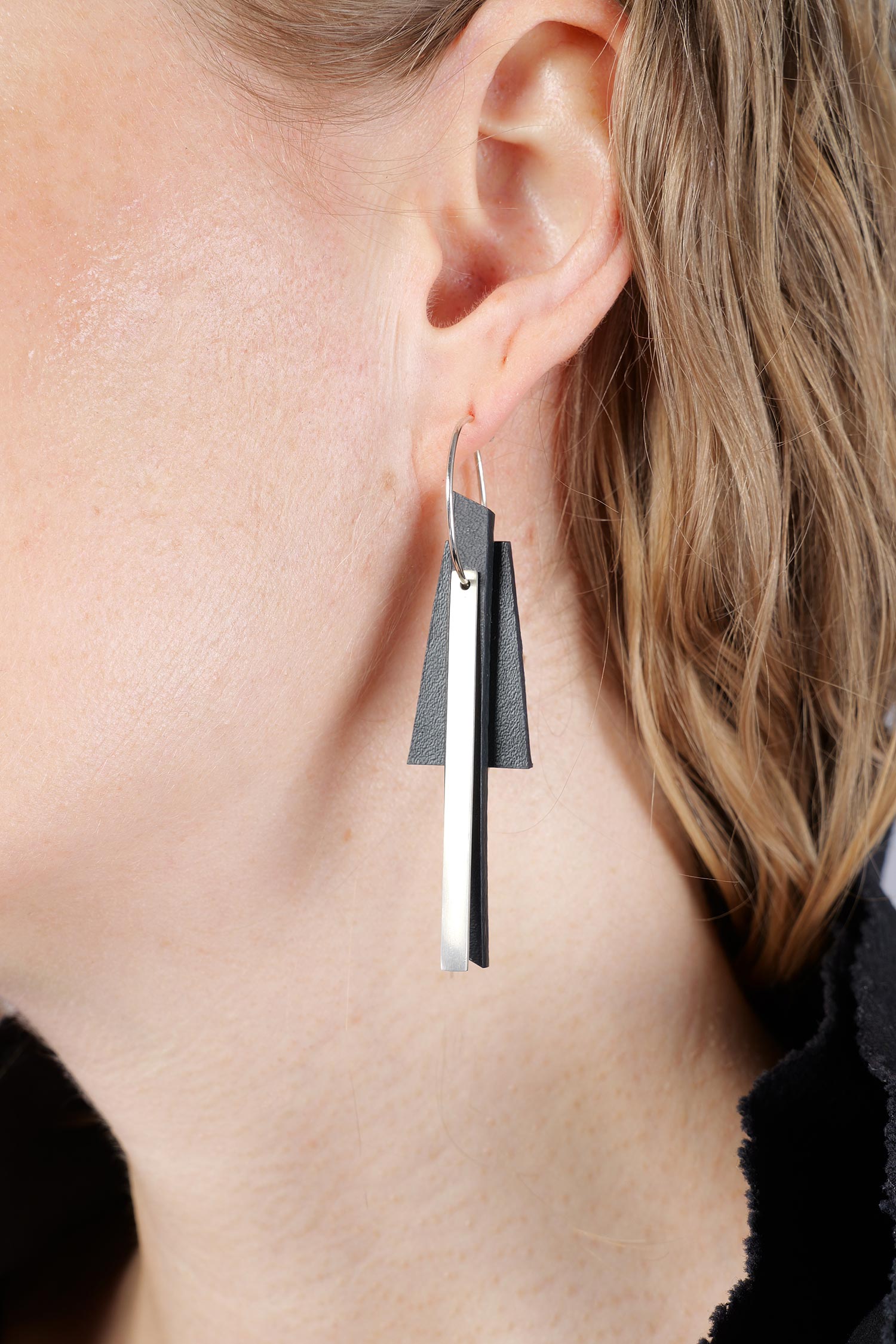 Wandelbare Ohrringe - Liberta Bar L_Hoop Earrings - Schwarz / Silber