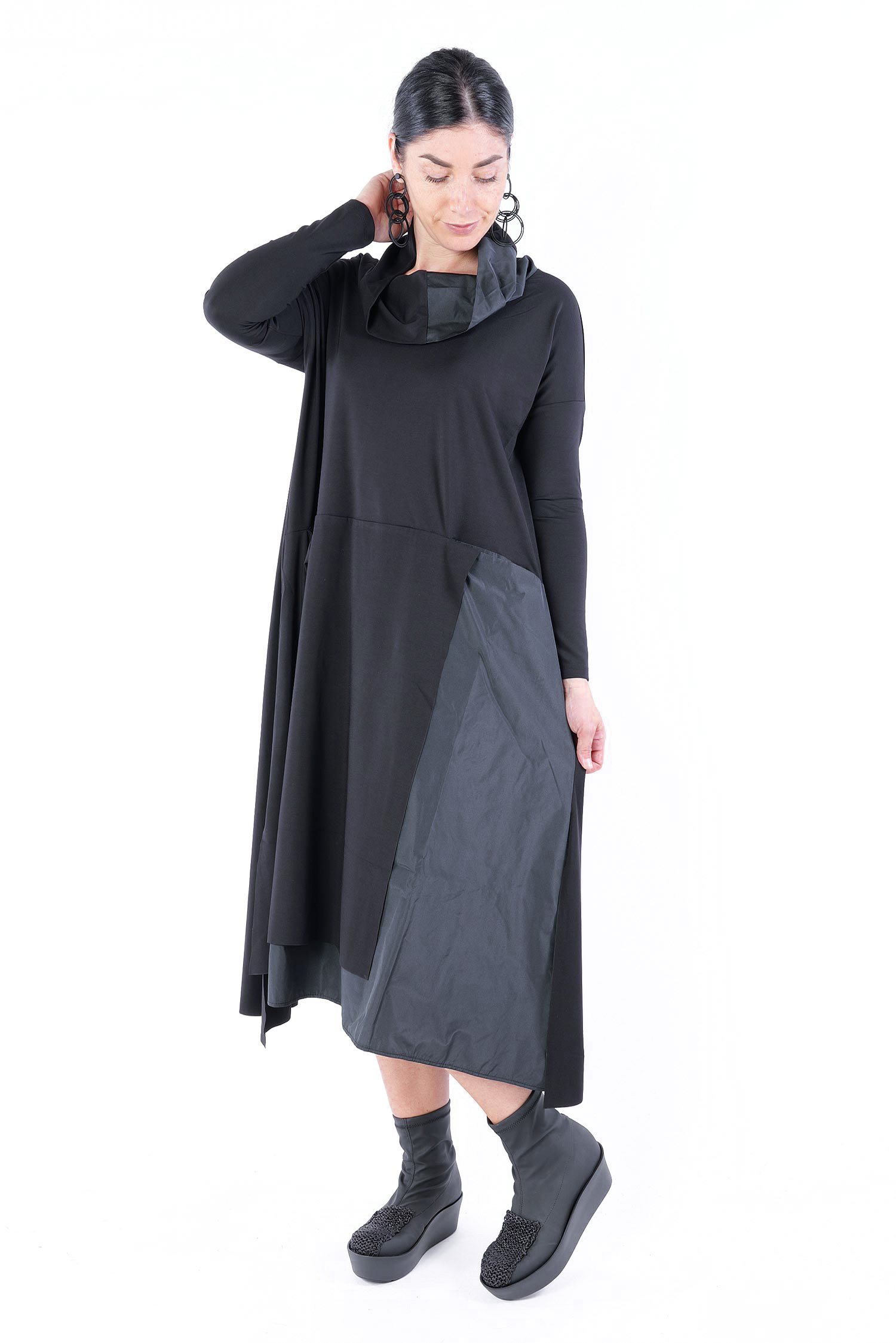 Detailreiches Kleid - Schwarz - W25-15