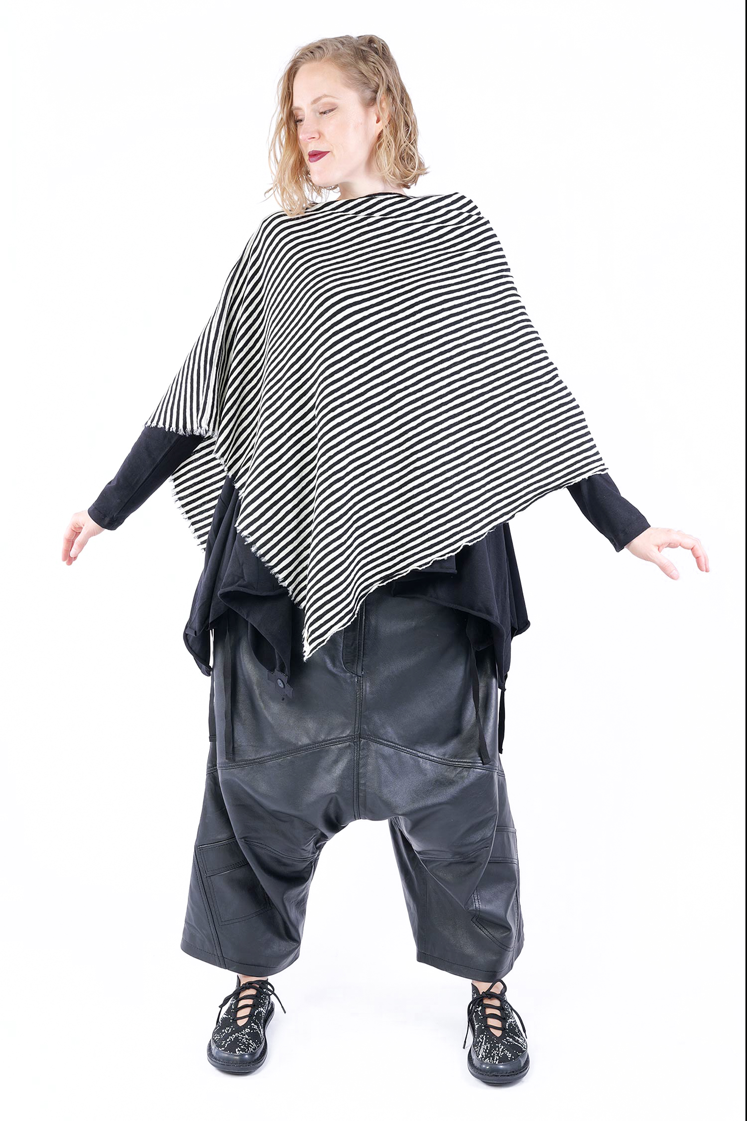 Merino poncho - White-black - 1001