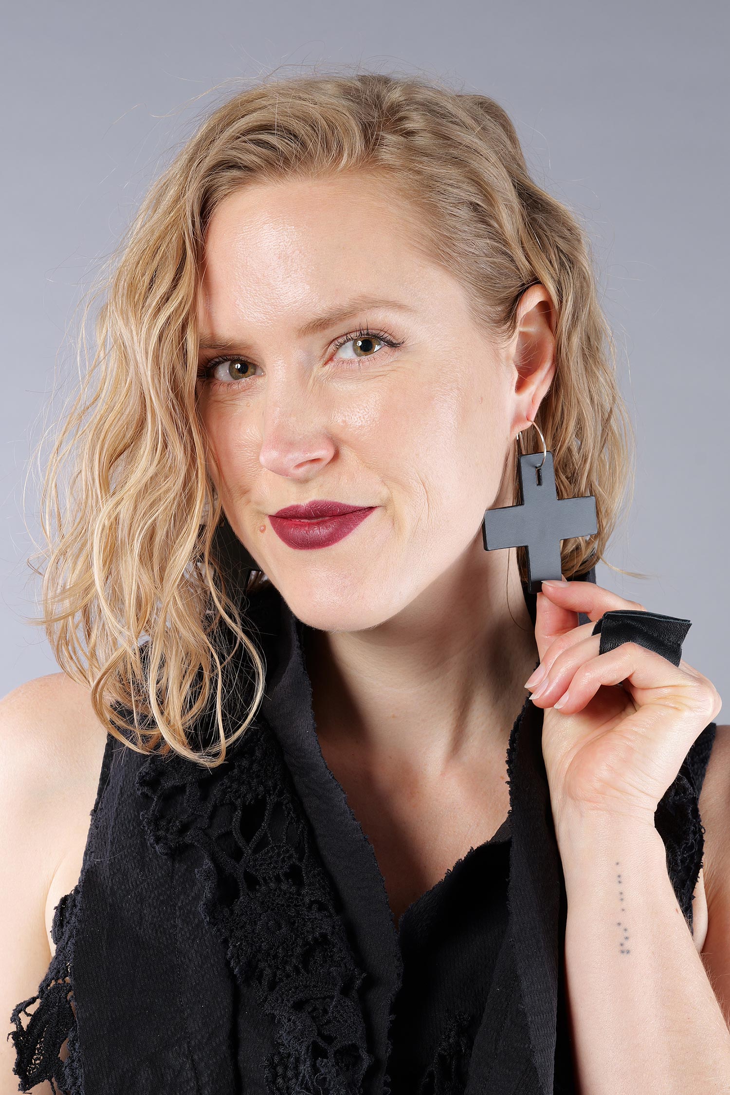 Plus Ohrringe - Cross M Hoop Earrings (Pair) - Schwarz