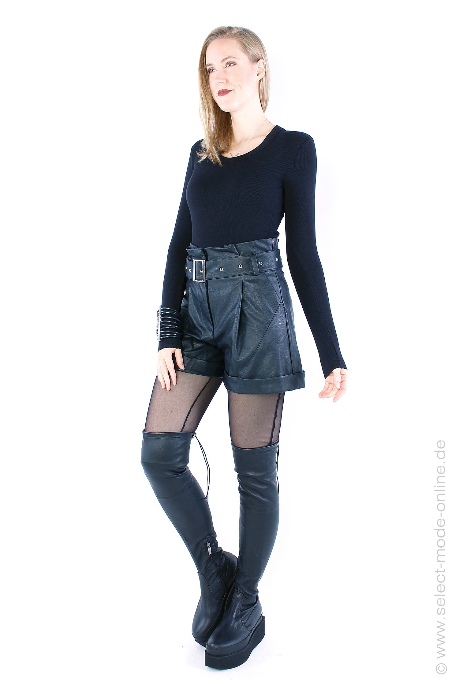 Fake leather shorts - black