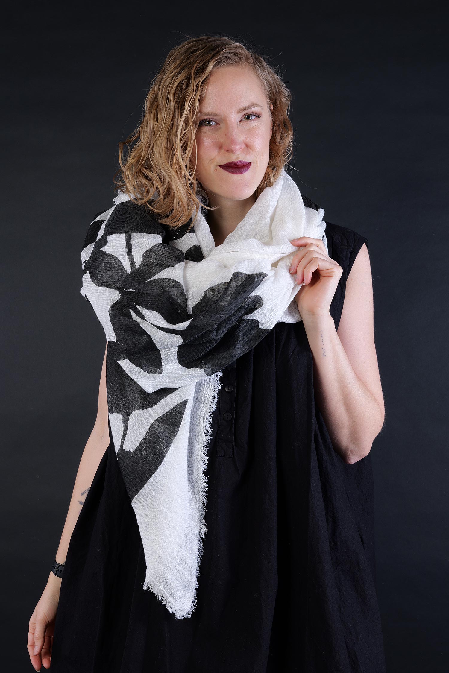 Schal mit Print - Black print nature - 1263361405