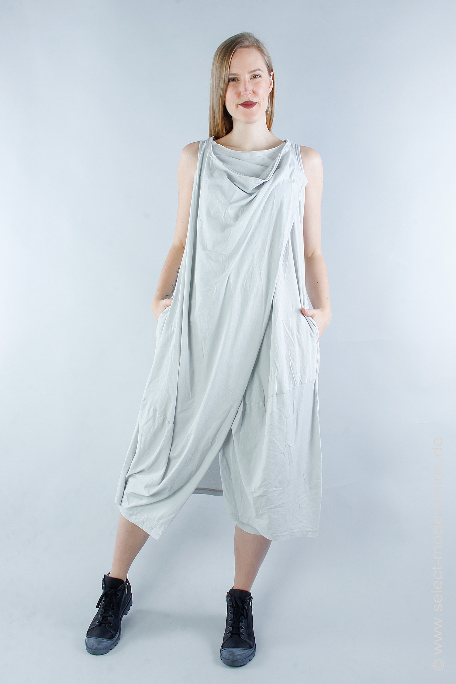 Detailreiches Kleid - Grey - 1243370911