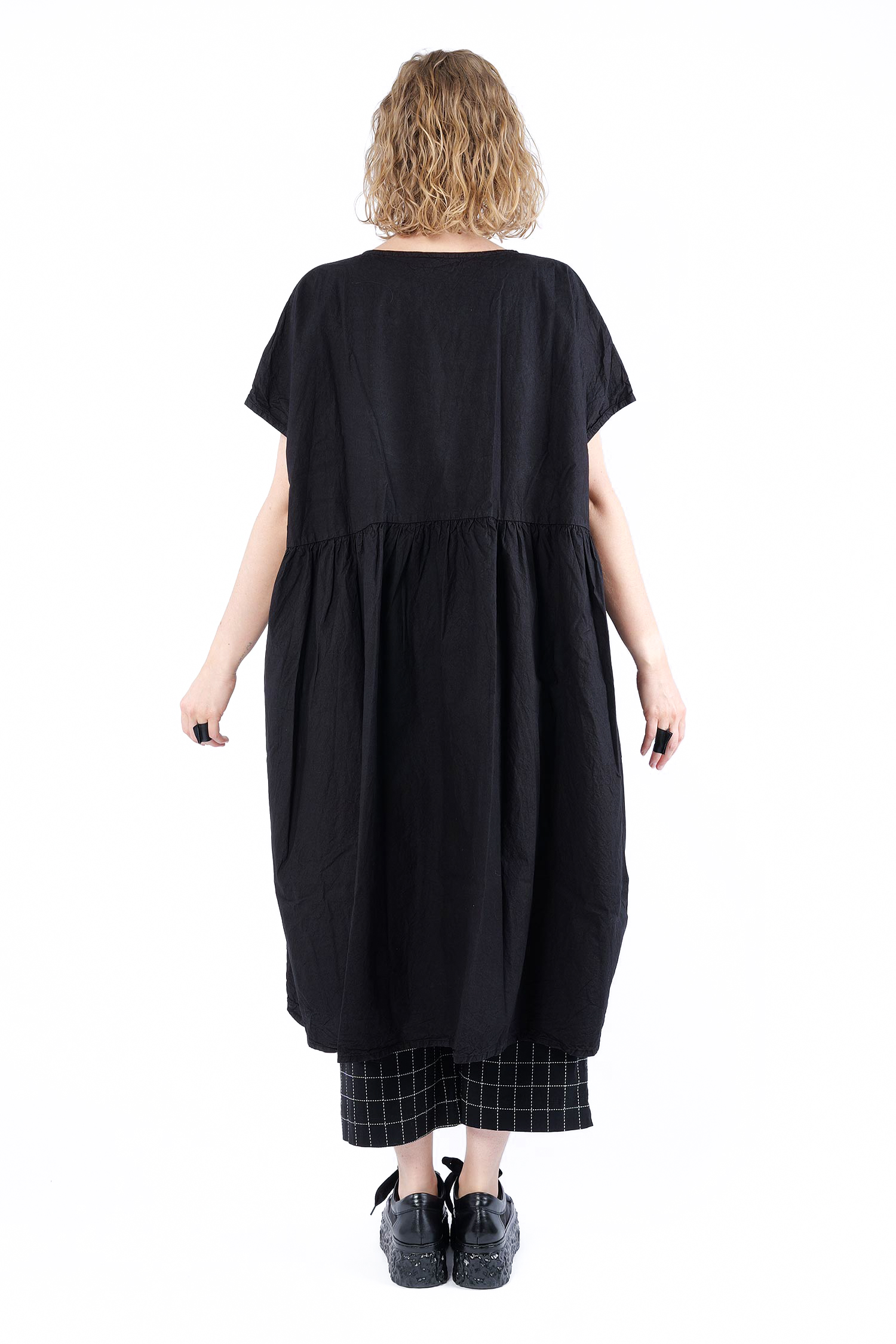 Gerüschtes oversize Kleid - Schwarz - Formwertig